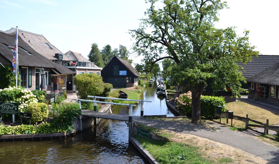 Fietsen doorheen Giethoorn en de waterdorpen.