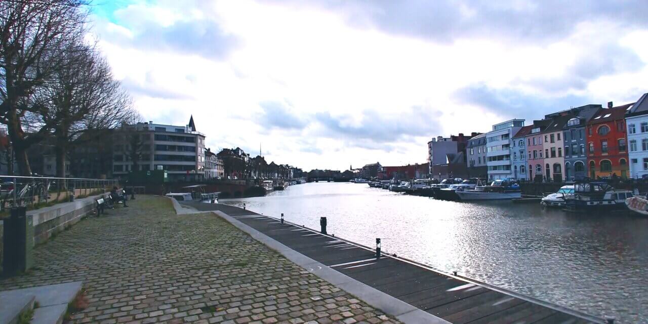 Wandelen langs het water in Gent.