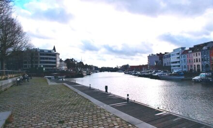 Wandelen langs het water in Gent.